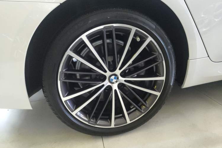Used BMW 5 Series 2019 Restyled 530Li Luxury Edition M Sport Package Right Rear Wheel Hub