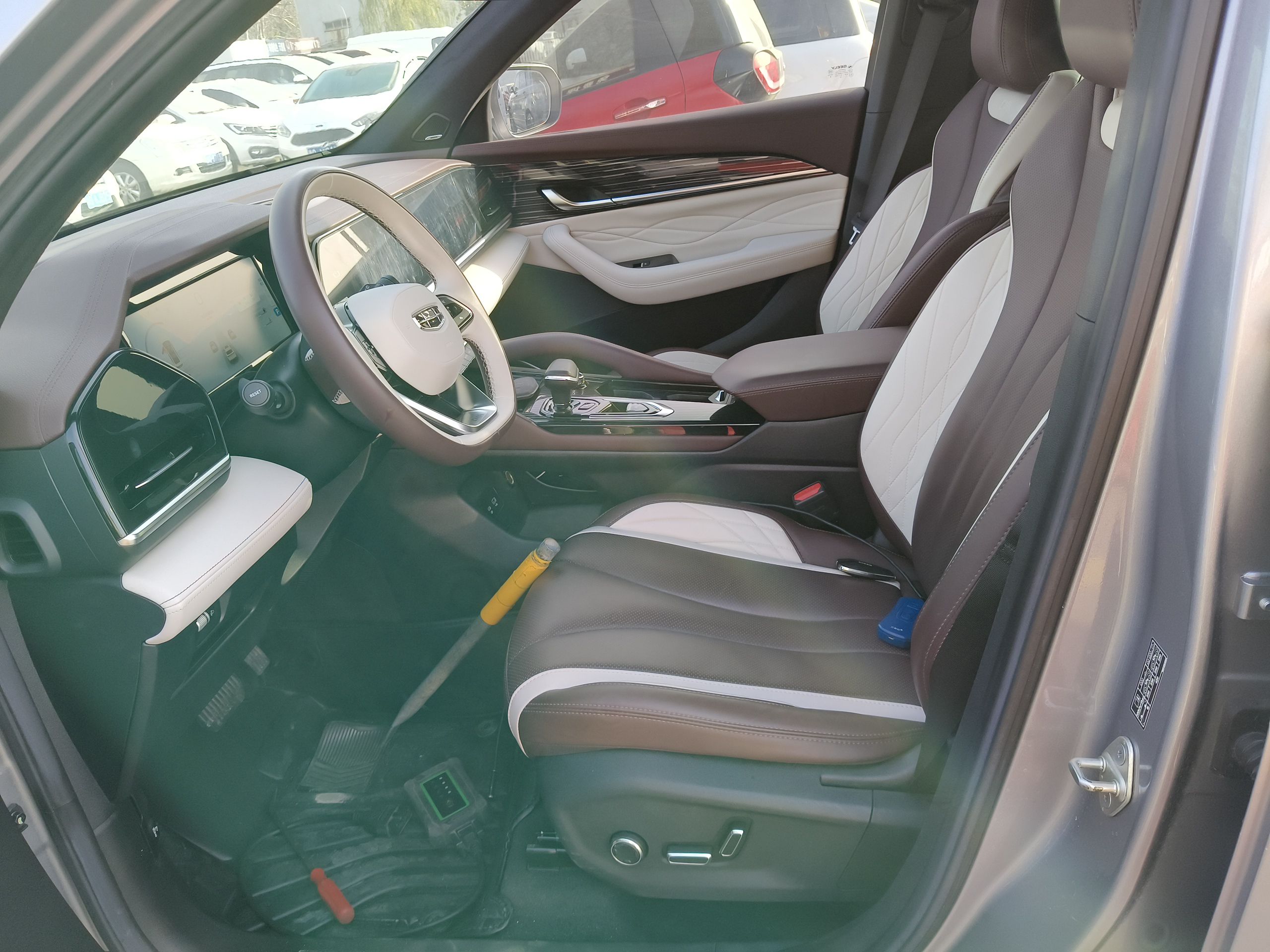 المقاعد الأمامية داخل السيارة