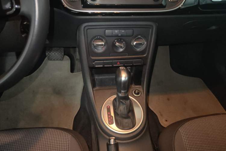 Used Volkswagen Beetle 2015 180TSI model
