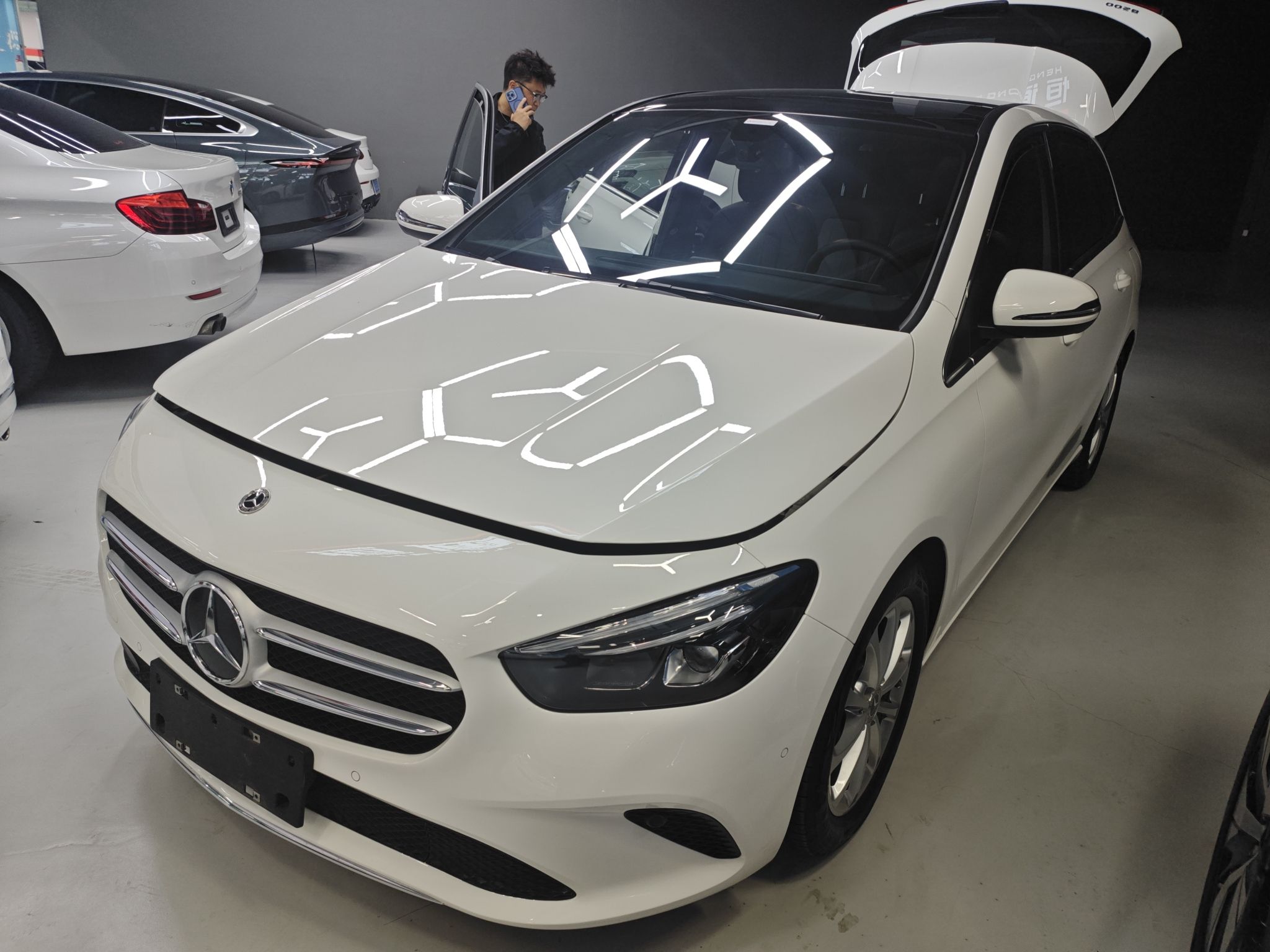 تحت مقدمة السيارة