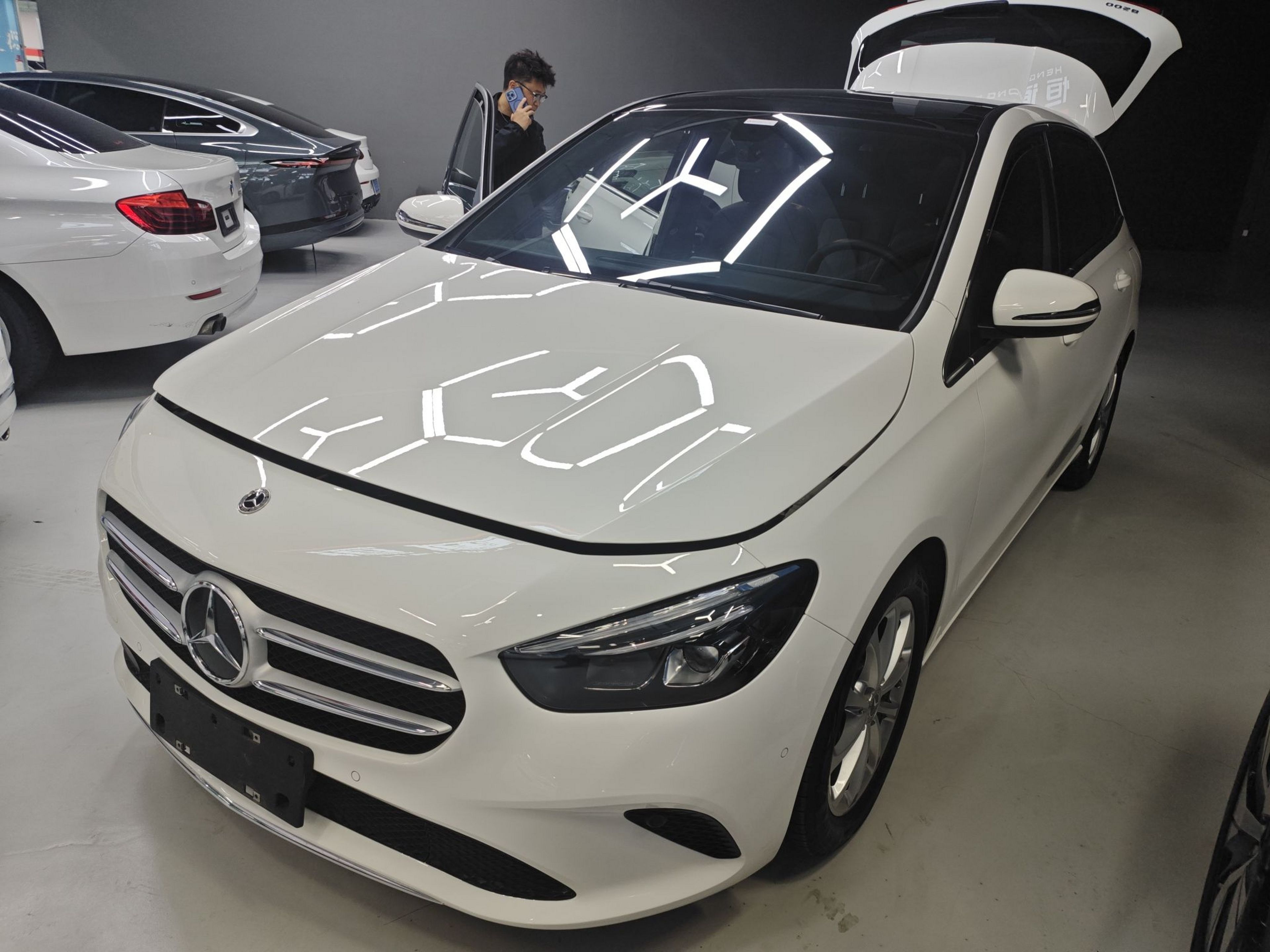 Под передней частью автомобиля