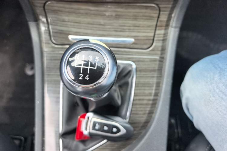 Used Zotye T600 2017 1.5T Manual Luxury New Year Edition Gear Lever