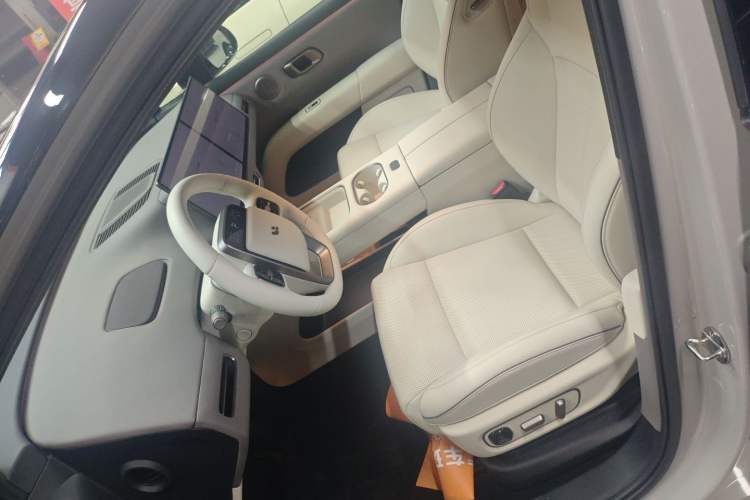 Used Li Auto i6 2025 Model Two-Wheel-Drive Standard Type
