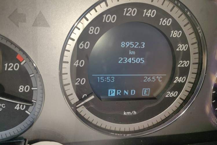 Used Mercedes-Benz GLK-Class 2011 GLK 300 4MATIC Luxury Model Odometer Close Up