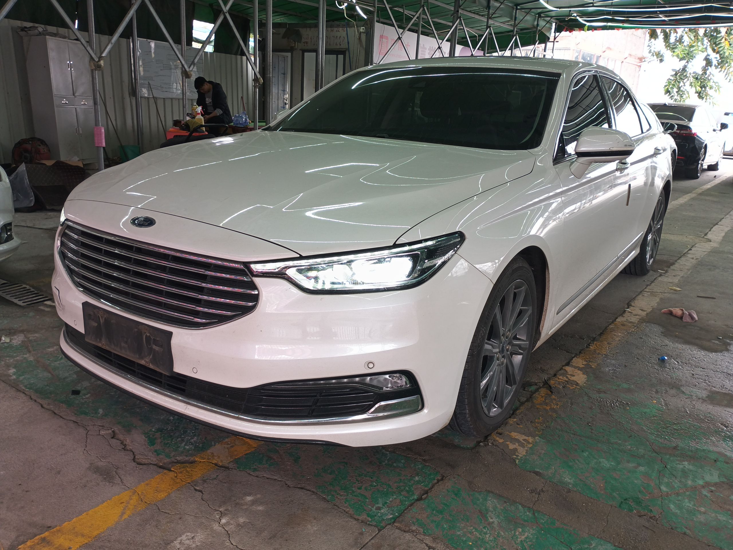 Под передней частью автомобиля