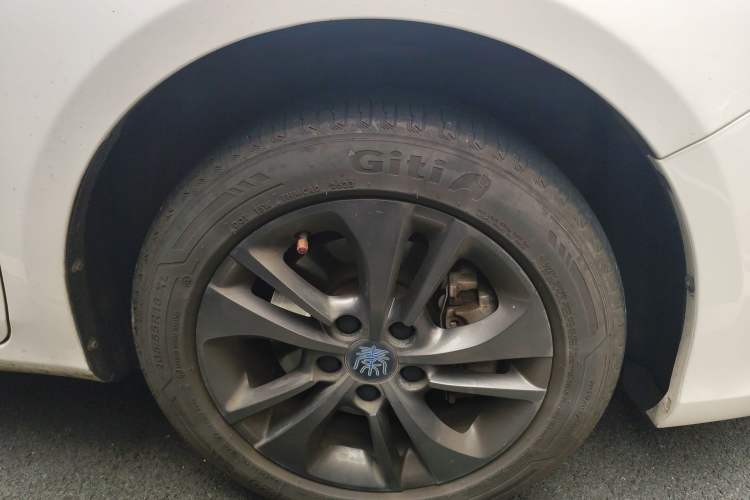 Used BYD Qin New Energy 2017 1.5T Luxury Model Right Front Wheel Hub