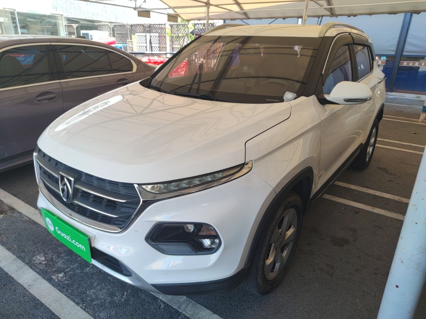 Под передней частью автомобиля