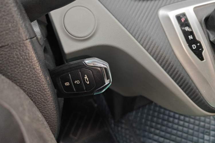 Used SAIC MAXUS Xintu V90 2022 2.0T Automatic Zhiyun King Rear-Drive Long Wheelbase High-Roof Design with Single Rear Tire—6/7 Seater
