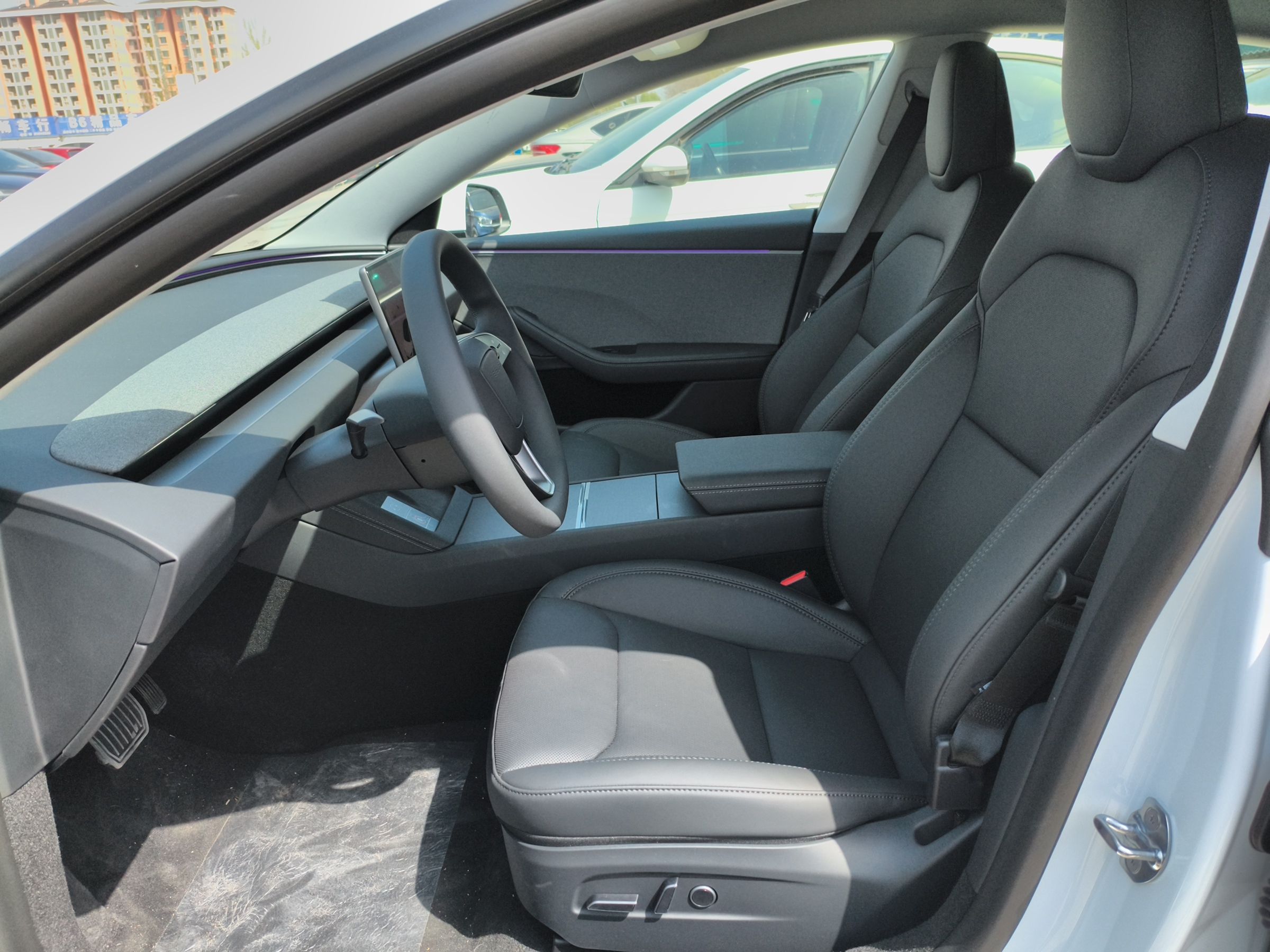 المقاعد الأمامية داخل السيارة