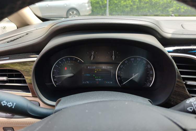 Used Buick GL8 2018 ES 28T Luxury Model China VI Standard Odometer Close Up