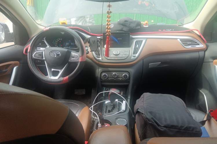 Used Soueast DX7 2015 1.5T Automatic Elite Model Center Console