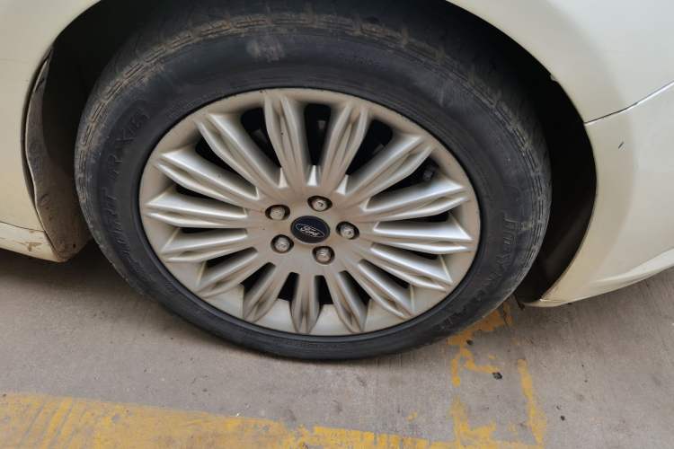 Used Ford Mondeo 2013 2.0L GTDi 200 Luxury Model Right Front Wheel Hub