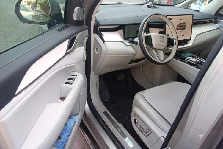 Used Volvo EM90 2025 Ultra Six-Seater Driver Seat