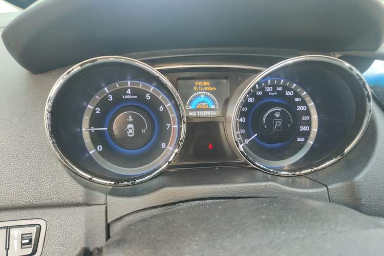 Used Hyundai Sonata 2011 2.0L Automatic Luxury Edition Odometer Close Up