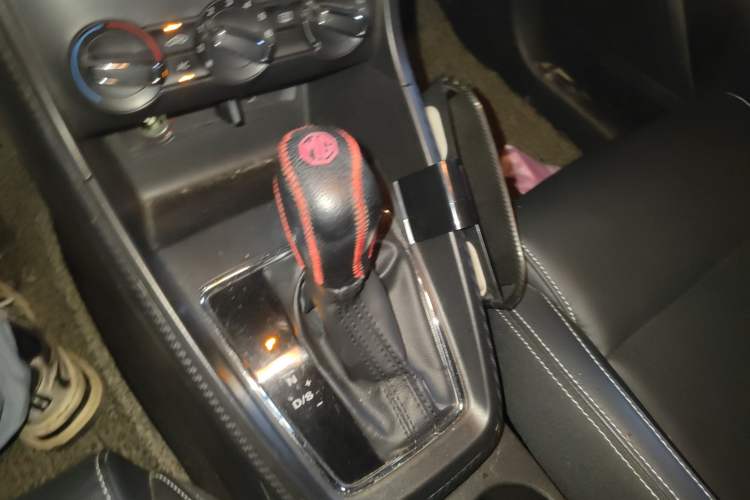 Used MG ZS 2017 1.5L Automatic Luxury Edition Gear Lever