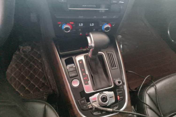 Used Audi Q5 2013 40 TFSI Comfort Edition Gear Lever