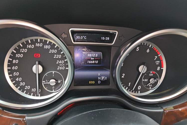 Used Mercedes-Benz M-Class 2014 ML 400 4MATIC Dynamic Model Odometer Close Up