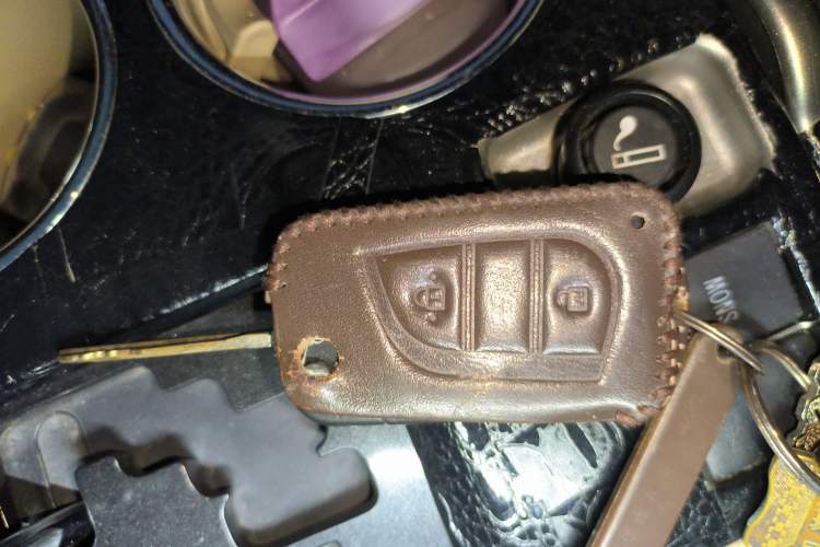 Used Toyota Highlander 2012 2.7L Two-Wheel Drive 7-Seater Luxury Edition Vehicle Key