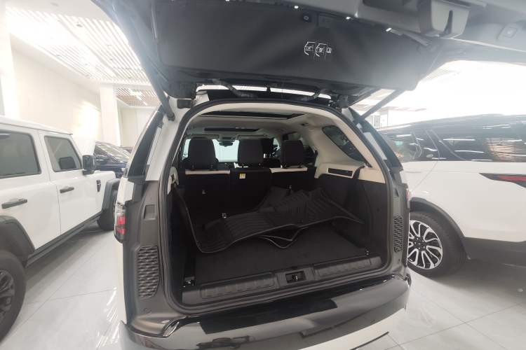 Used Land Rover Discovery 2023 Revised Version 360 PS R-Dynamic S Trunk