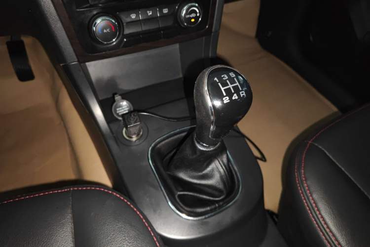 Used Dongfeng Fengon 370 2016 1.5L Manual Elite Home Edition 7-Seater Gear Lever