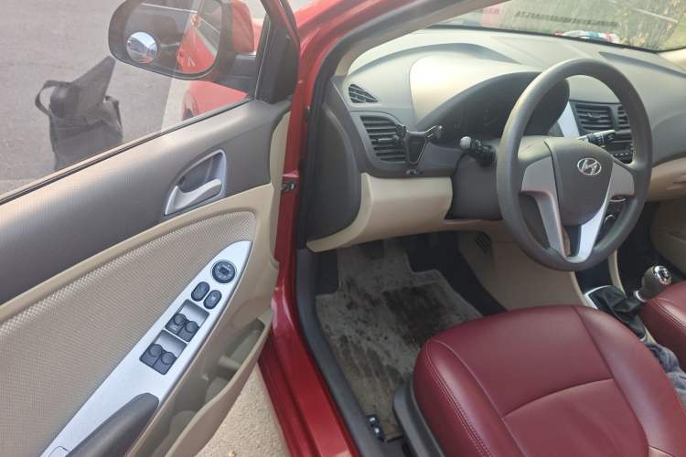 Used Hyundai Verna (older generation) 2010 Sedan 1.4L Manual Comfort GS Driver Seat