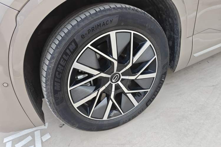 Used GAC Trumpchi S9 2025 Model Qiankun Ultra 6-Seater Left Front Wheel Hub