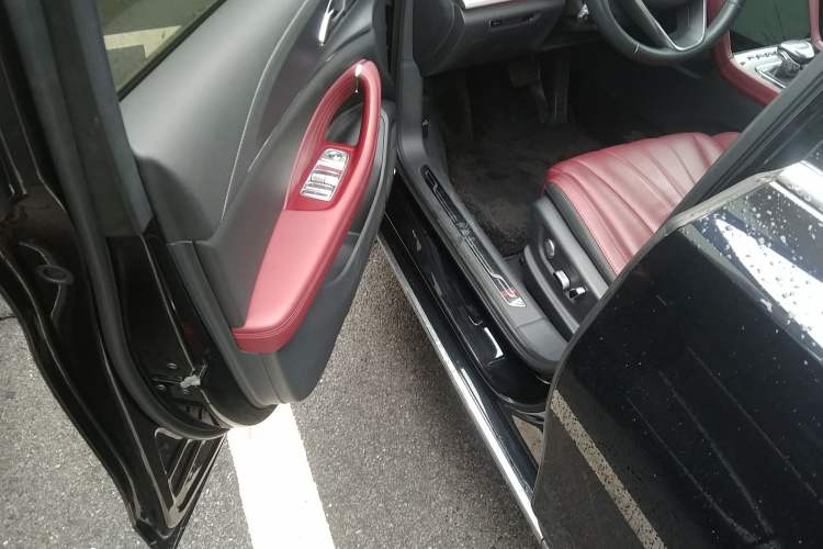 Used Hongqi H5 2024 2.0T Automatic Smart Connect Flagship Edition Driver Seat