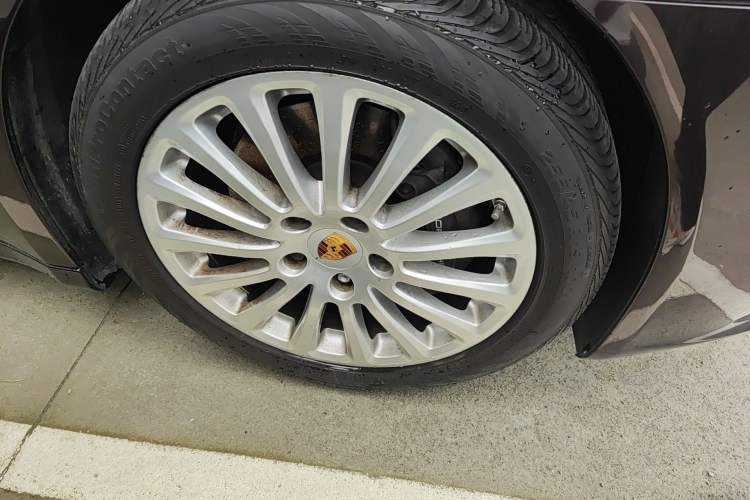 Used Porsche Panamera 2016 Panamera 4 Executive Edition 3.0T Right Front Wheel Hub