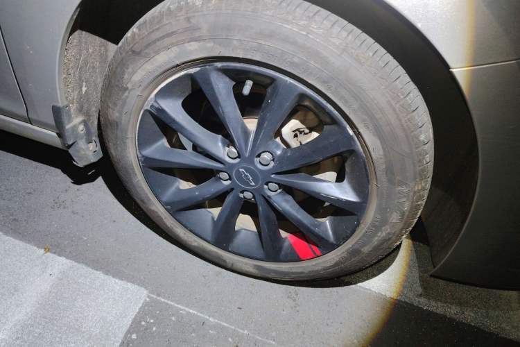 Used Chevrolet Cruze 2018 Redline 320 Automatic Pioneer Edition Right Front Wheel Hub