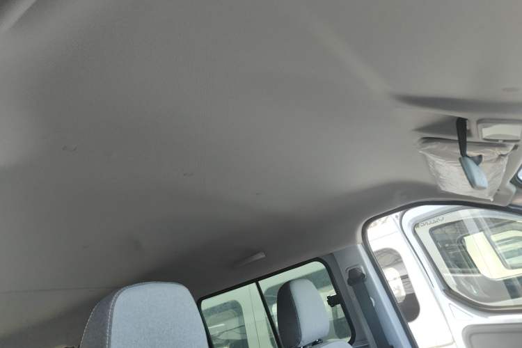 Used Wuling Yangguang 2024 300km Comfort-Grade Passenger Van 60kW
