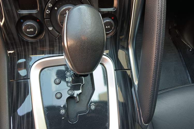 Used Peugeot 3008 2015 1.6THP Automatic Prestige Edition Gear Lever