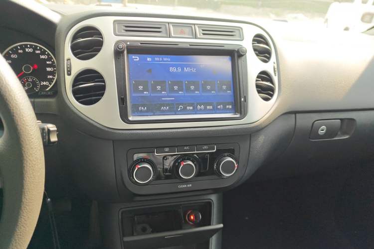 Used Volkswagen Tiguan 2016 300TSI Automatic Two-Wheel Drive Trend Edition Audio And AC Panel