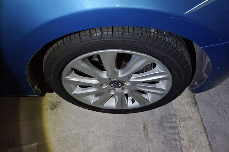 Used Volvo V40 2015 1.6T Zhiya Edition Right Front Wheel Hub