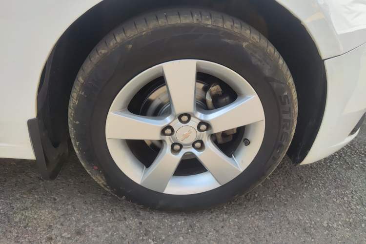 Used Chevrolet Cruze 2013 Hatchback 1.6L Manual Luxury Model Right Front Wheel Hub