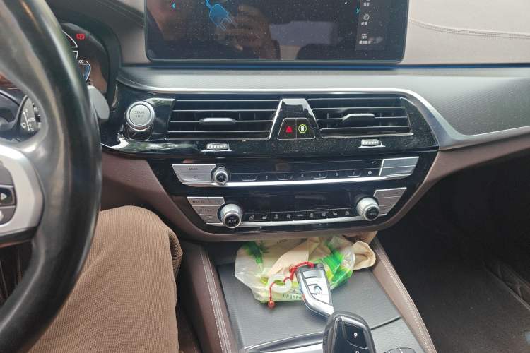 Used BMW 5 Series New Energy 2022 Restyled 535Le Pioneer Edition M Sport Package Audio And AC Panel