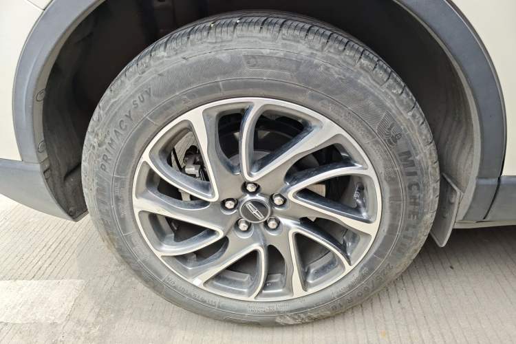 Used Lincoln Corsair 2021 2.0T Two-Wheel-Drive Luxury Edition Right Rear Wheel Hub