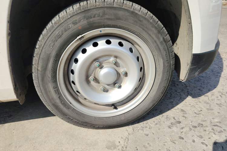 Used Yufeng Gold Warehouse 2025 Model Bus Version with Slow Charger Exterior 7