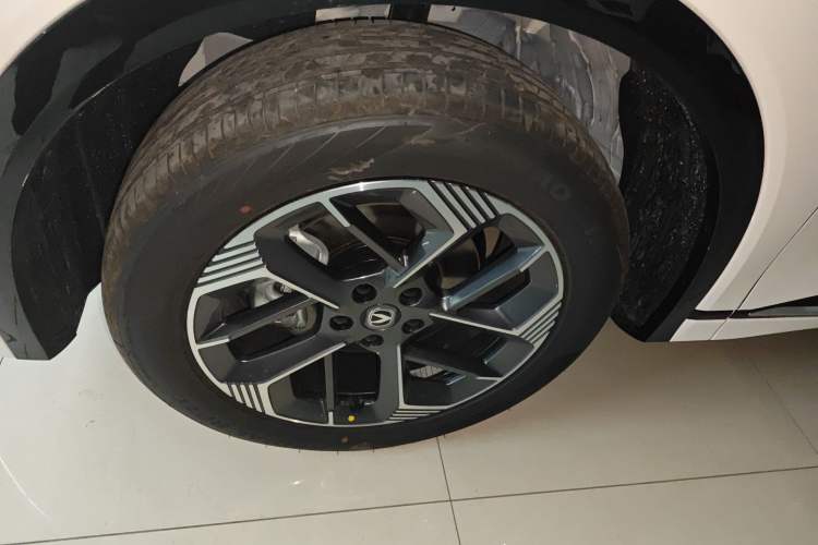 Used CHANGAN CS75 PLUS 2025 4th Generation 1.5T New Blue Whale Smart Luxury Edition Left Front Wheel Hub