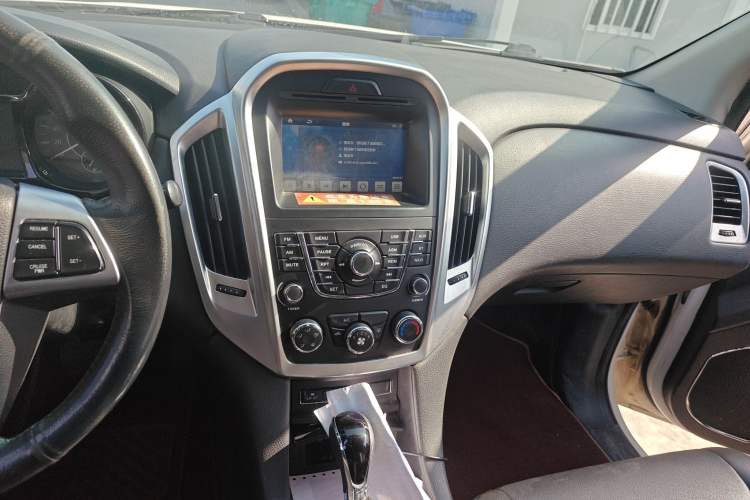 Used JMC Yusheng S350 2013 2.4T Automatic 2WD Diesel Ultra-Luxury 5-Seater Audio And AC Panel