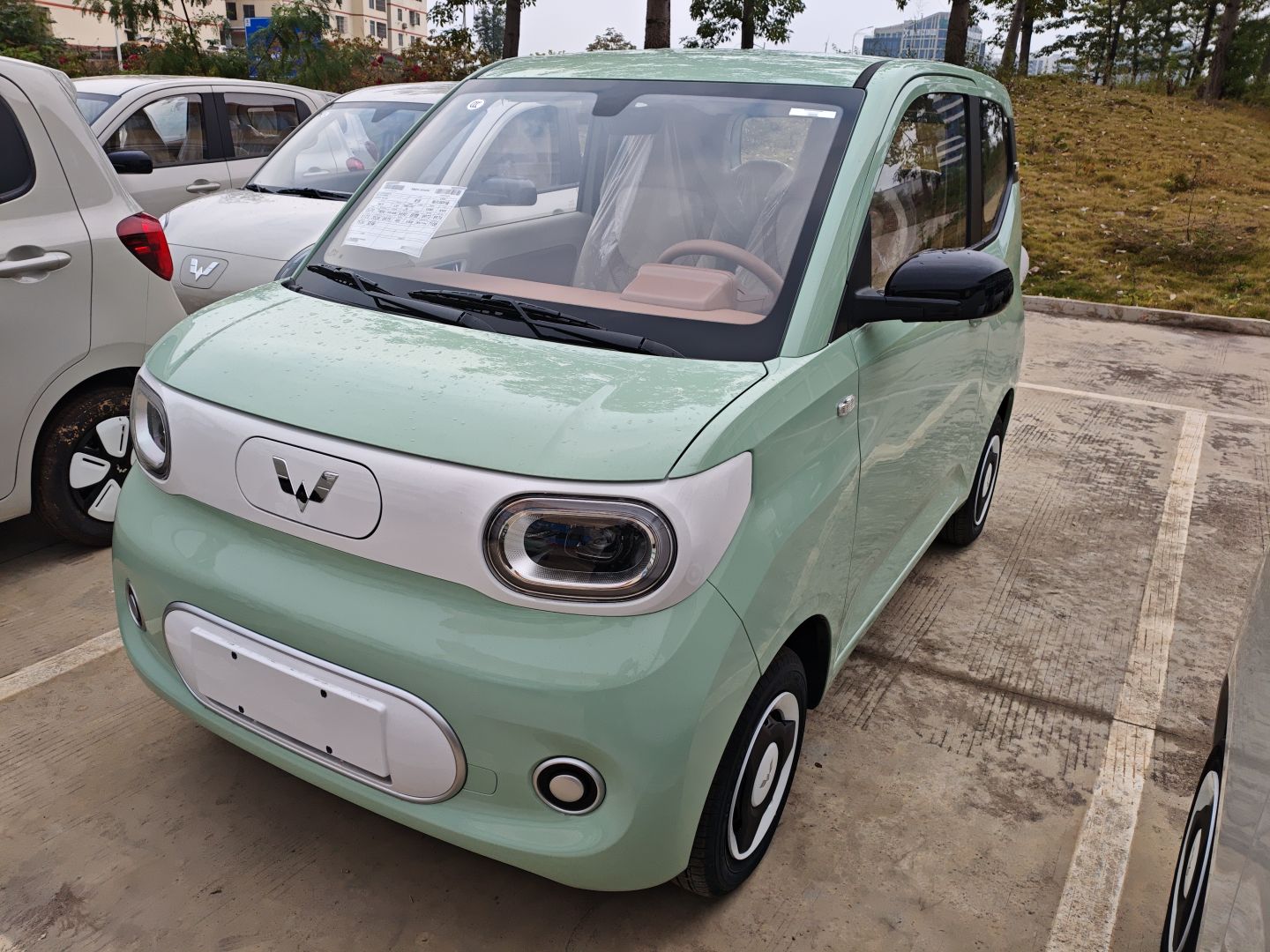 Под передней частью автомобиля