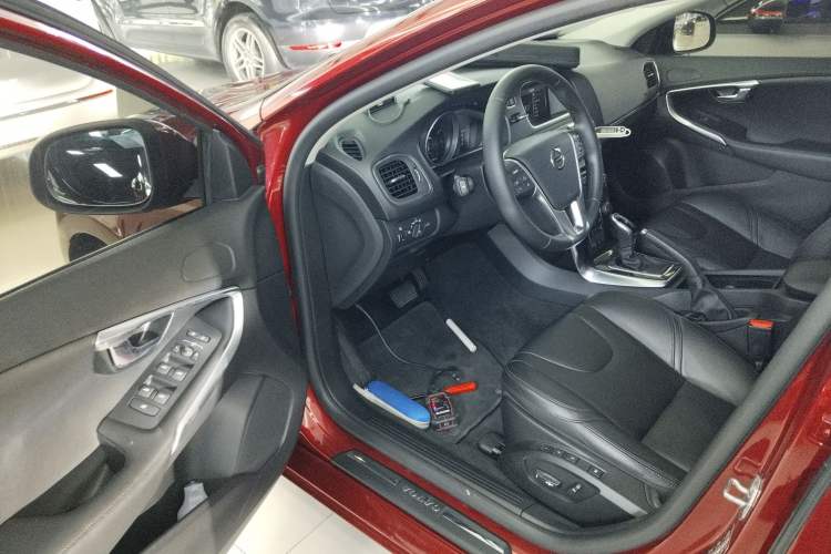 Used Volvo V40 2018 T3 Zhiyi Edition
