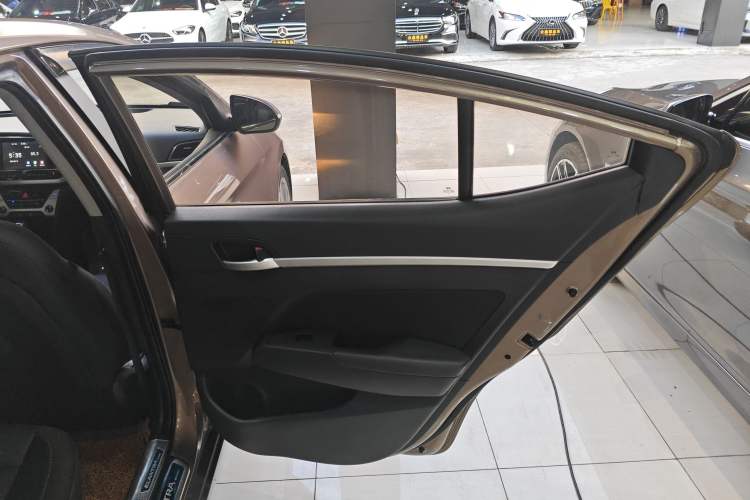 Used Hyundai Elantra (6th Generation / Lingdong) 2016 1.6L Automatic ZhiXuan – Elite Version Interior 6