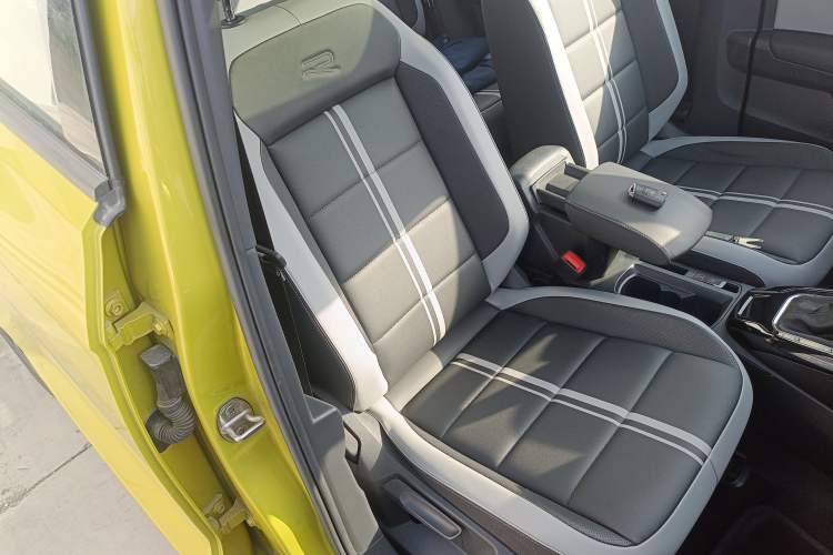 Used Volkswagen T-ROC 2023 300TSI DSG Two-Wheel Drive Starlight Edition