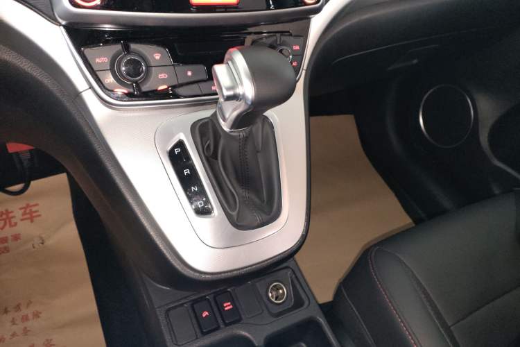 Used Haval M6 2019 1.5T DCT Two-Wheel Drive Elite Version China VI Standard Gear Lever