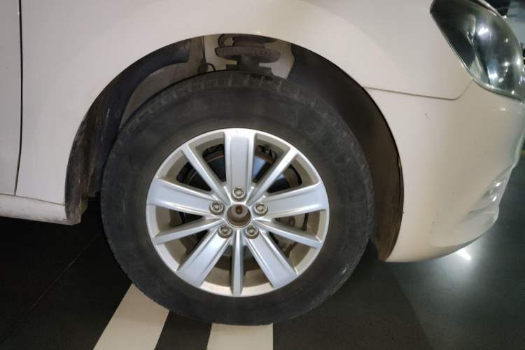 Used Volkswagen Jetta 2015 Value Edition 1.6L Automatic Fashion Version Right Front Wheel Hub