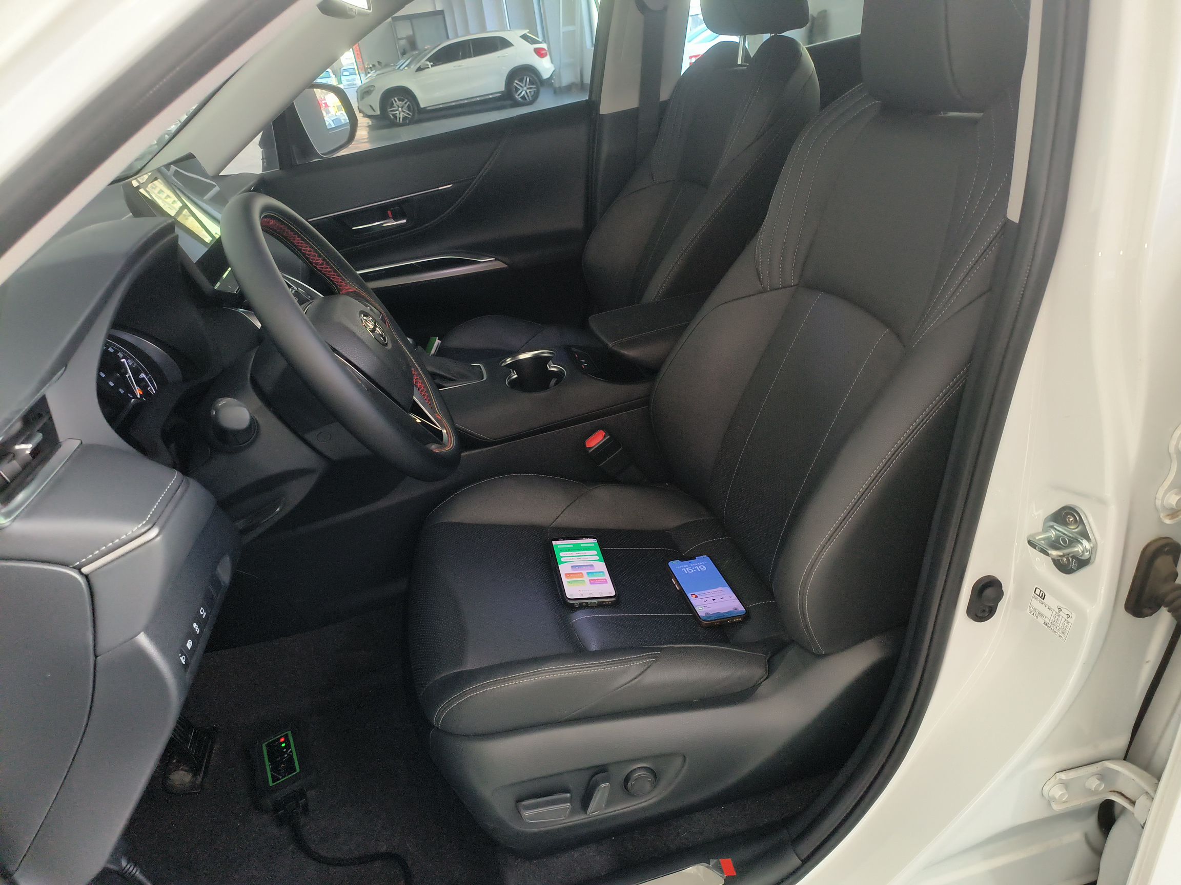 المقاعد الأمامية داخل السيارة