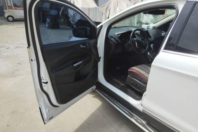 Used Ford Kuga 2015 2.0L GTDi Four-Wheel-Drive Sport Model Driver Seat