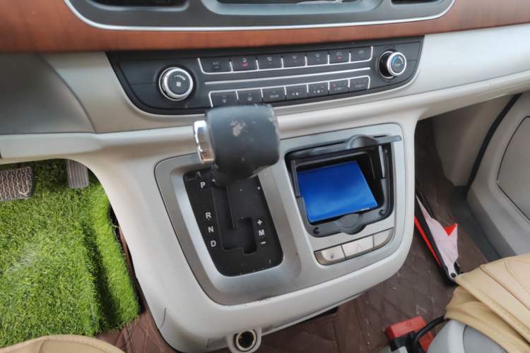 Used SAIC MAXUS G10 2014 2.0T Automatic Elite Edition Gear Lever