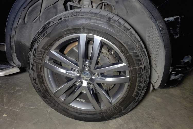 Used Volkswagen Touareg 2017 3.0 TSI Touareg Edition Right Front Wheel Hub