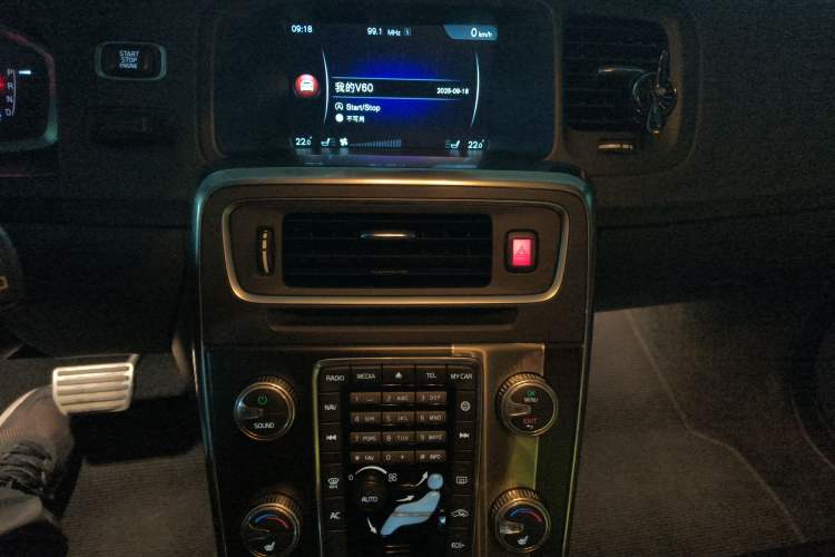 Used Volvo V60 2015 T5 Zhiyi Personalized Sport Edition Audio And AC Panel